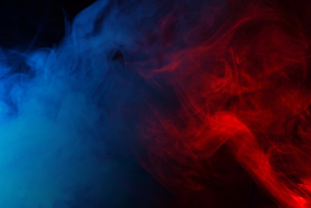 Blauer Dampf auf schwarzem Hintergrund