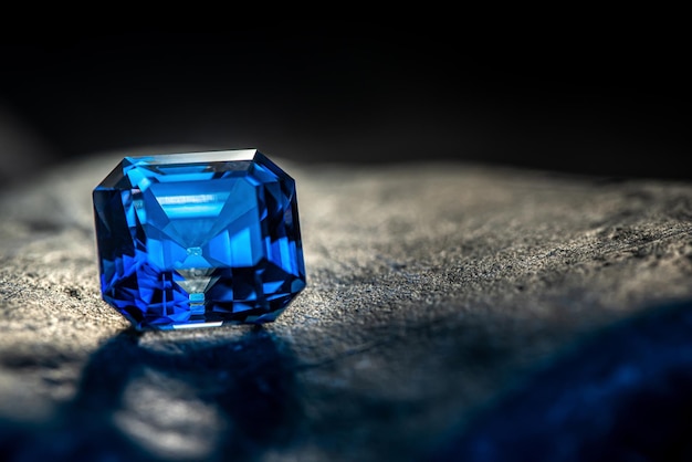 Blauer Diamant auf dunklem Naturstein