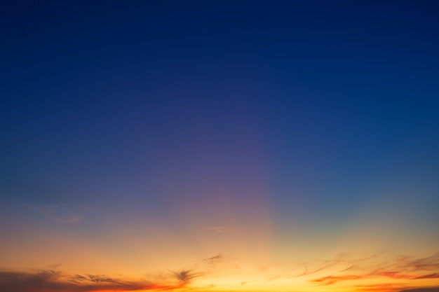 Blauer drastischer Sonnenunterganghimmel-Beschaffenheitshintergrund.