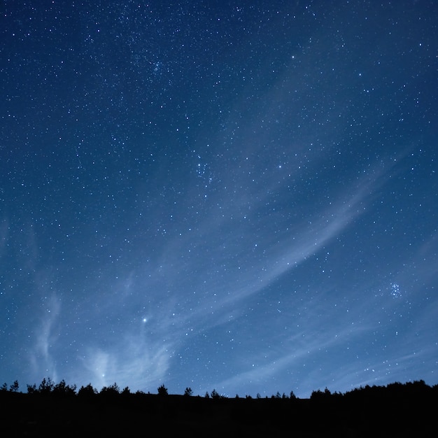 Blauer dunkler nächtlicher Himmel mit Hintergrund vieler Sterne