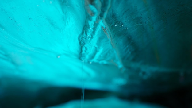 Blauer Eisfelsen des Vatnajökull in einer Gletscherspalte in isländischer Landschaft, arktische Landschaft mit eisigen, rissigen Felsen. Transparente Struktur in Eishöhle, frostiges Polarziel. Handaufnahme.