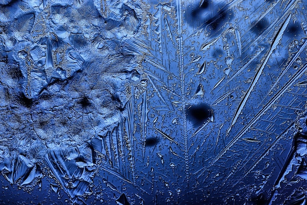 blauer eisglashintergrund, abstrakte textur der oberfläche des eises auf dem glas, gefrorenes saisonales wasser