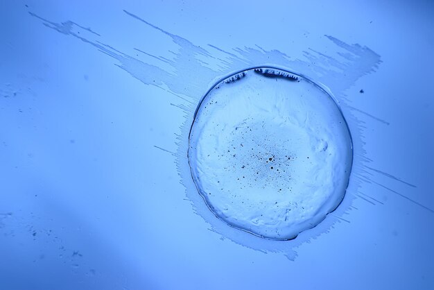 blauer eisglashintergrund, abstrakte textur der oberfläche des eises auf dem glas, gefrorenes saisonales wasser