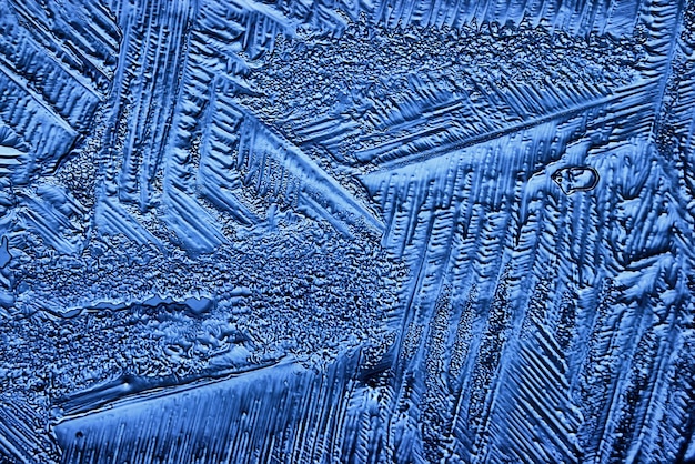 blauer eisglashintergrund, abstrakte textur der oberfläche des eises auf dem glas, gefrorenes saisonales wasser