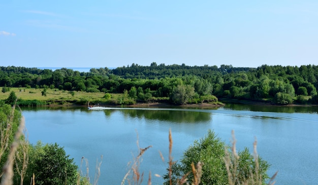 blauer Fluss mit mit grünen Bäumen bedeckten Inseln Kopierraum