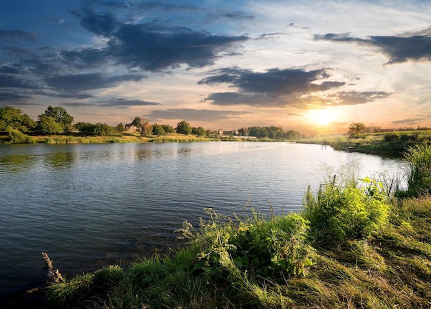 Blauer Fluss unter Wolken bei Sonnenuntergang