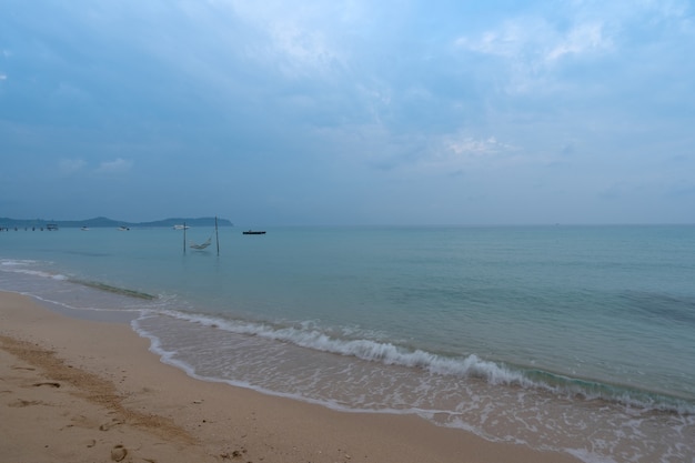 Blauer gewellter Meeresstrand mit fast Regenwolken am Himmel am Strand von Tapao, Insel Koh Kood, Thailand?