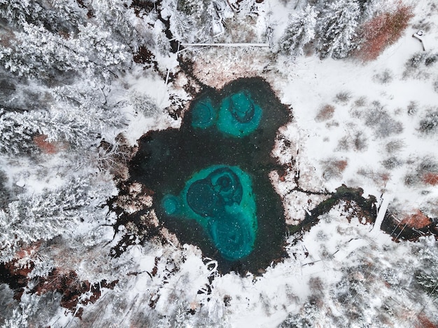 Blauer Geysirsee im herbstlichen Wald nach Schneefall Altai-Gebirge Sibirien Russland