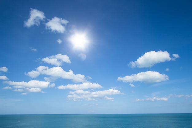 Blauer heller Himmel und Ozeanlandschaft