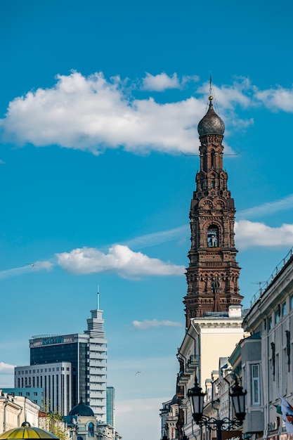 blauer Himmel alter Glockenturm und Geschäftszentrum