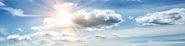 Blauer Himmel an einem sonnigen Tag mit Sonnenlicht.