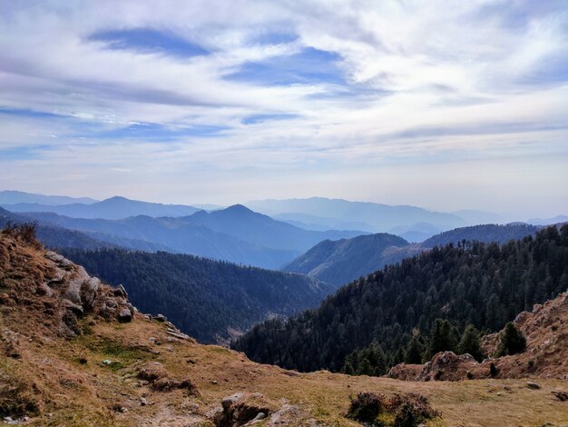 Blauer Himmel bewölkt Bergkette bei Dainkund Dalhousie Himachal India