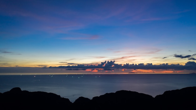 Blauer Himmel der Dämmerungslandschaft und Pastellton mit Schattenbildgebirgsvordergrund auf der Seevogelperspektive