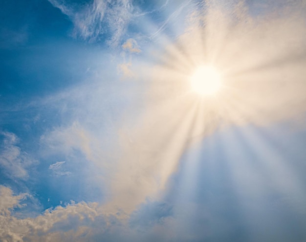 Blauer Himmel der Schönheit am sonnigen Tag mit weißen Wolken der Natur Natürlicher HintergrundxA