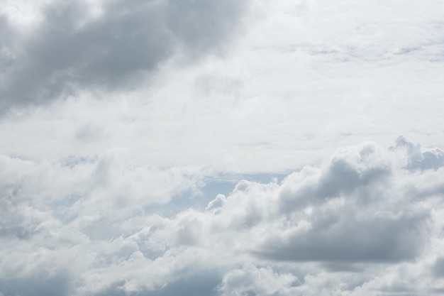 Blauer Himmel der Wolke