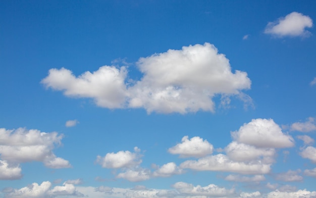 Blauer Himmel des Naturphänomens mit weißen Wolken