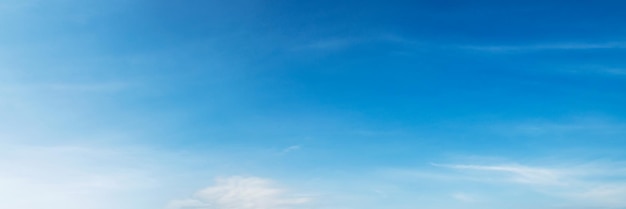 Blauer Himmel des Panoramas mit weißem Wolkenhintergrund