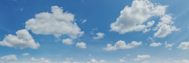 Blauer Himmel des Panoramas mit weißem Wolkenhintergrund