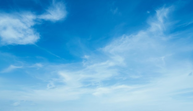 Blauer Himmel des Panoramas mit weißem Wolkenhintergrund