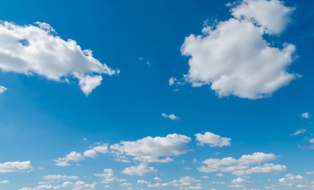 Blauer Himmel des Panoramas mit Wolken- und Sonnenscheinhintergrund