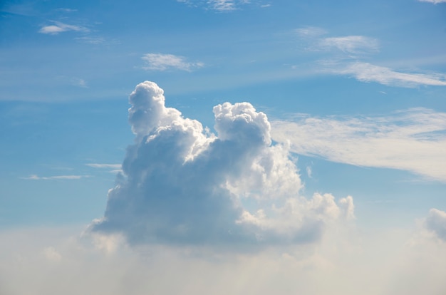 Blauer Himmel, gemusterter Hintergrund, verwischt