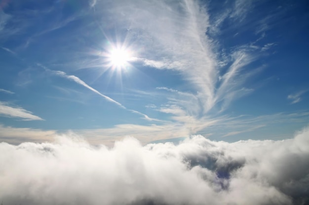 Blauer Himmel Himmel mit Wolken und Sonne Konzept des natürlichen Hintergrunds