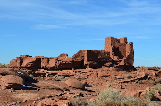 Blauer Himmel hinter den Ruinen eines historischen Pueblo-Dorfes.