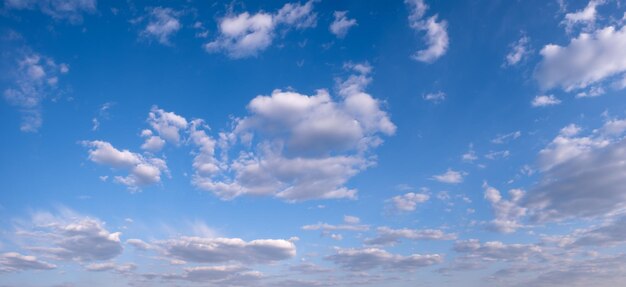 blauer Himmel Hintergrund mit kleinen Wolken