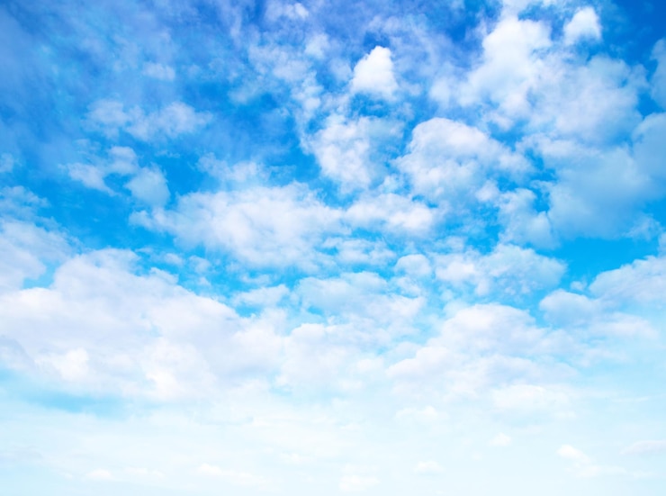 Foto blauer himmel hintergrund mit kleinen wolken