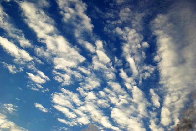 blauer Himmel Hintergrund mit kleinen Wolken