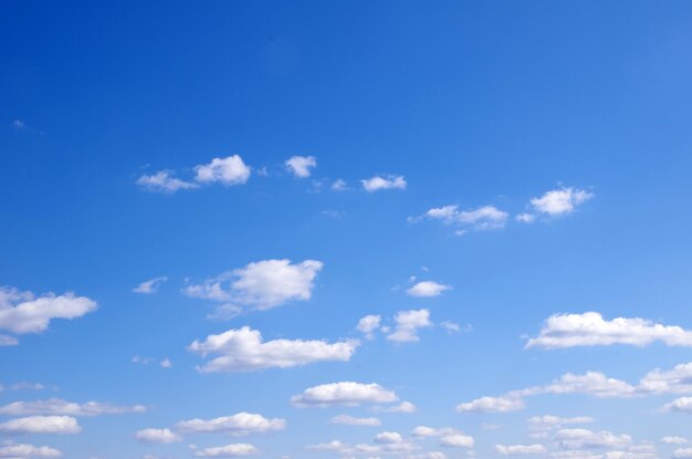 blauer Himmel Hintergrund mit kleinen Wolken