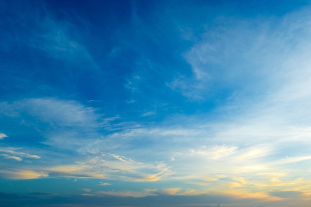 blauer Himmel Hintergrund mit kleinen Wolken