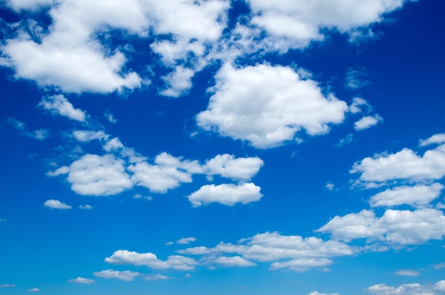 blauer Himmel Hintergrund mit kleinen Wolken