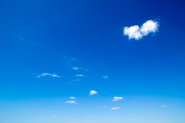 blauer Himmel Hintergrund mit kleinen Wolken