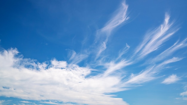 Blauer Himmel Hintergrund mit weißen Wolken Naturumgebung und Naturhintergrund.