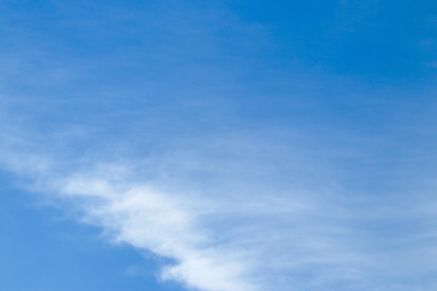 Blauer Himmel Hintergrund mit weißen Wolken