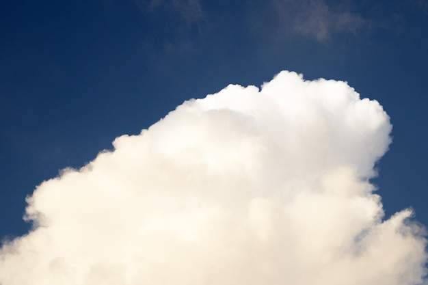 Blauer Himmel Hintergrund mit Wolke