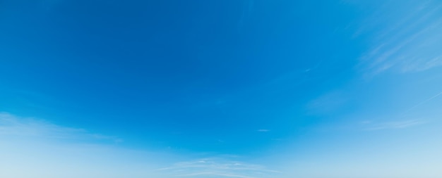 Blauer Himmel im Frühling