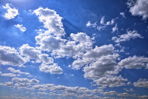 Blauer Himmel in weißen Wolken