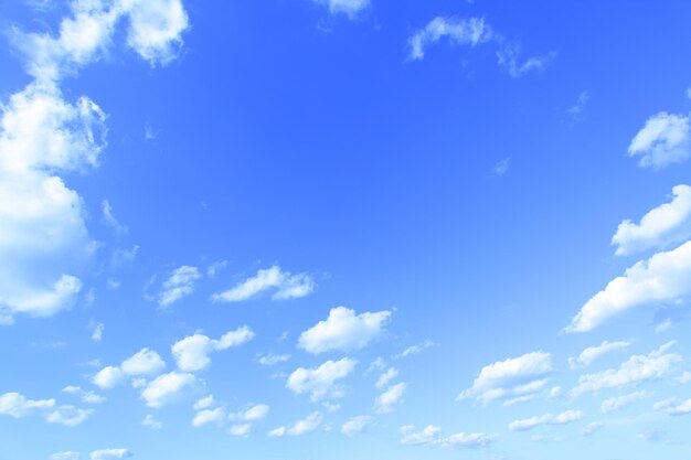 Blauer Himmel kann als Hintergrund verwendet werden