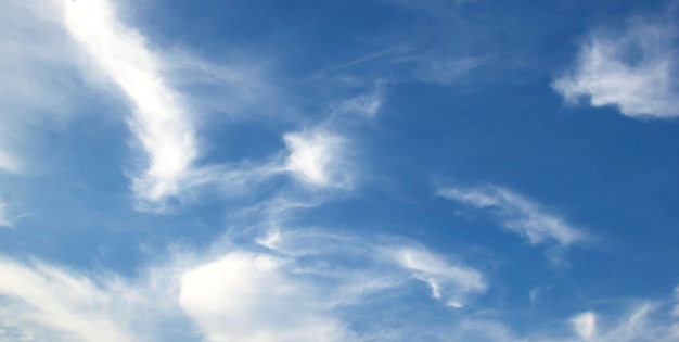 Blauer Himmel Lufthintergrund des hohen Winkels