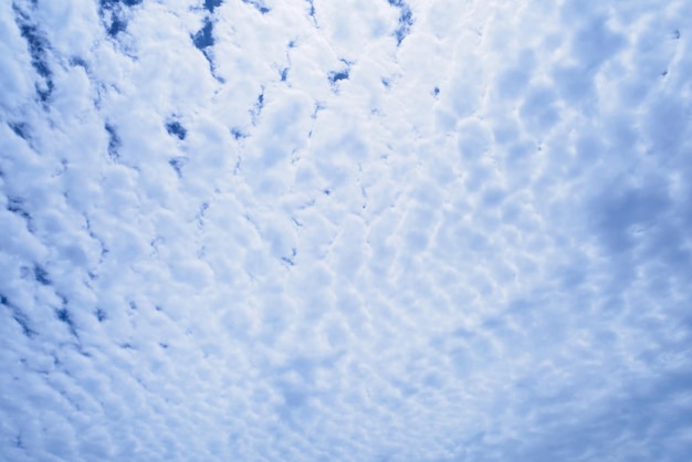 Blauer Himmel mit abstraktem Hintergrund der Wolkennatur