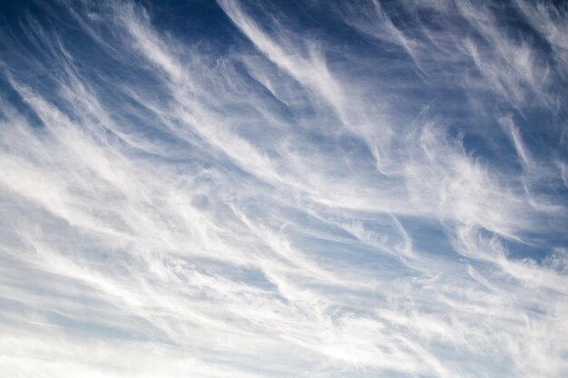 Blauer Himmel mit abstrakter Wolkenbeschaffenheit