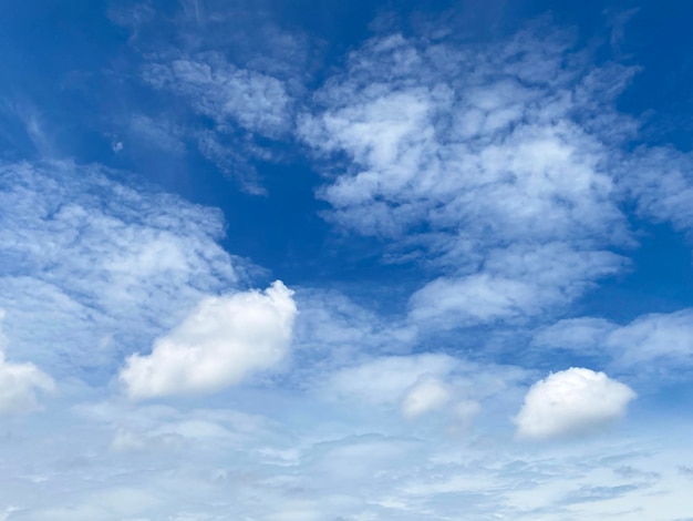 Blauer Himmel mit cloudscape Hintergrund