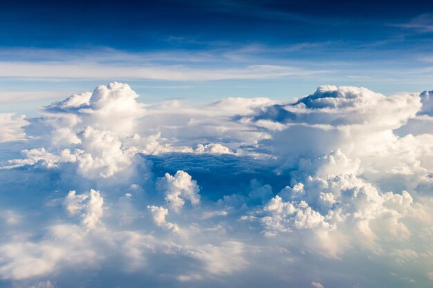 blauer Himmel mit den Wolken aus der Sicht des Flugzeugs