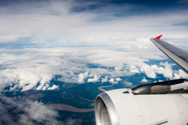 blauer Himmel mit den Wolken aus der Sicht des Flugzeugs