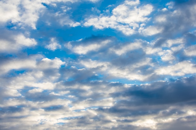 Blauer Himmel mit etwas Wolkenhintergrundbeschaffenheit