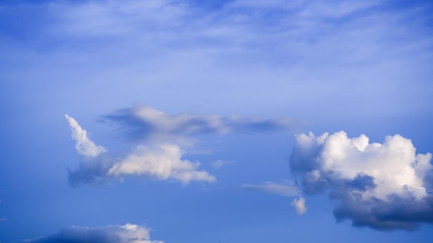 Blauer Himmel mit flaumigen weißen Wolken Schöner Naturhintergrund