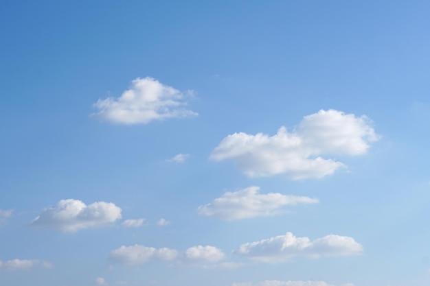 Blauer Himmel mit flauschigen weißen Wolken, die ständig ihre Form ändern