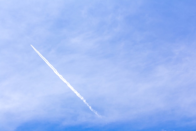 Blauer Himmel mit Flughafen Contrailwolken